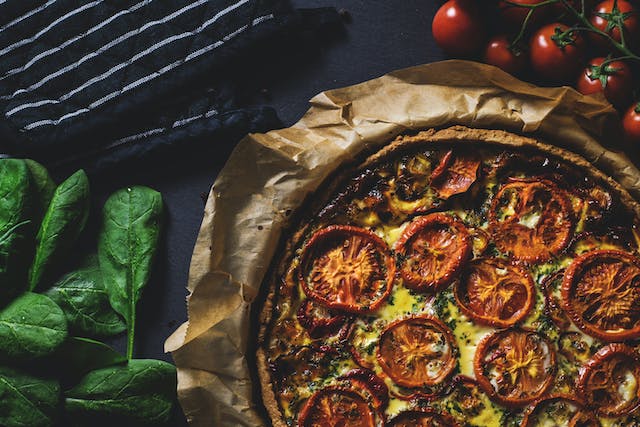 wegetariańska pizza z warzywami