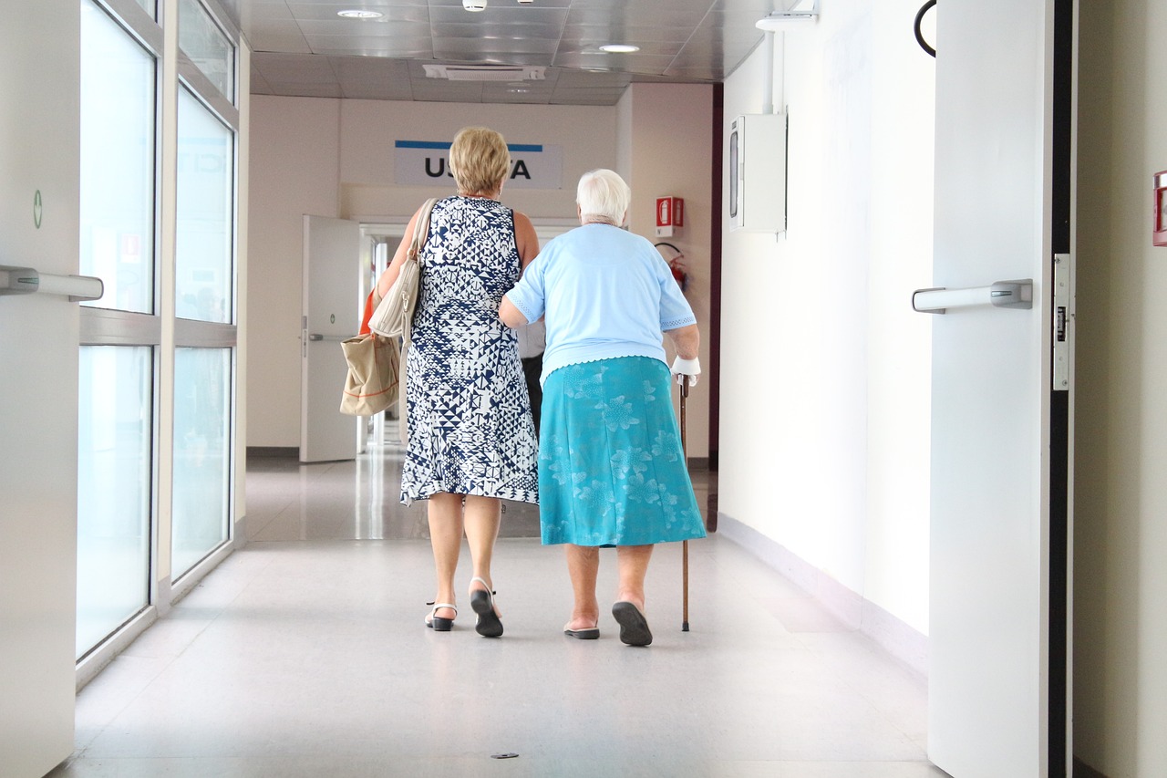 Kobiety wychodzą z kliniki, w której laserowe usuwanie żylaków