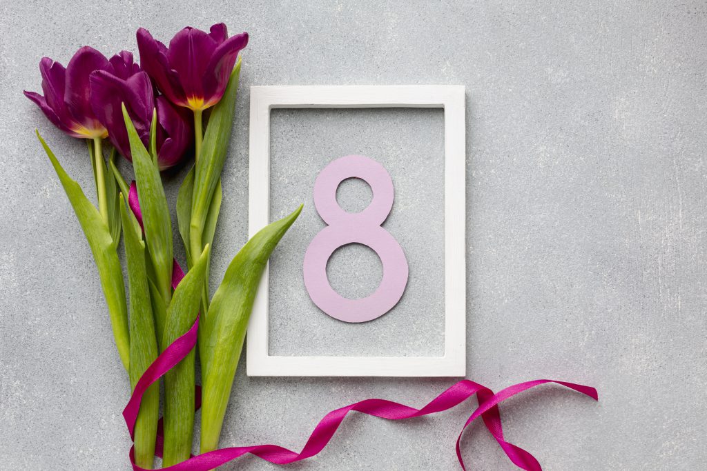 Tulipany z cyfrą 8 – idealne kwiaty na Dzień Kobiet, symbolizujące wyjątkowe chwile.