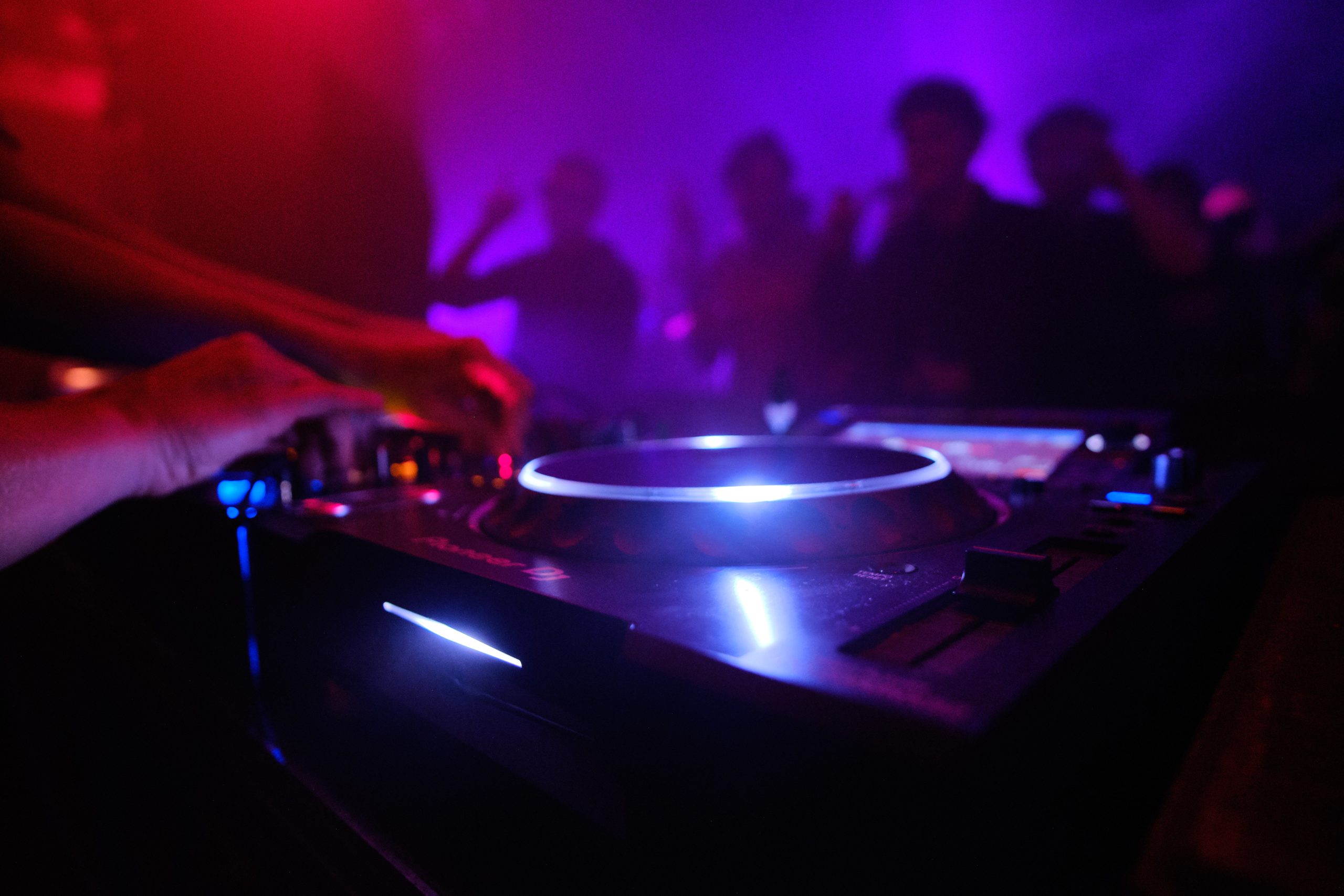 Wieczorna atmosfera w ekskluzywnym night club Małopolska – taniec, światła i dobra energia.