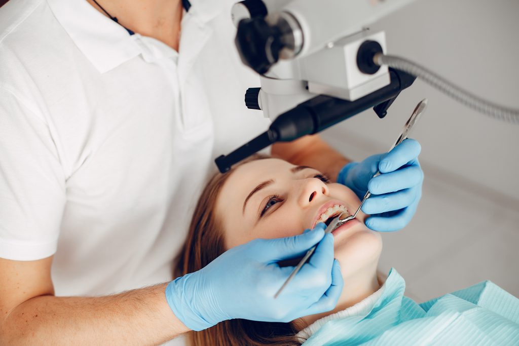 Pacjent u dentysty podczas zakładania mostu dentystycznego w Krakowie – trwałe i estetyczne rozwiązanie przy brakach zębowych.

